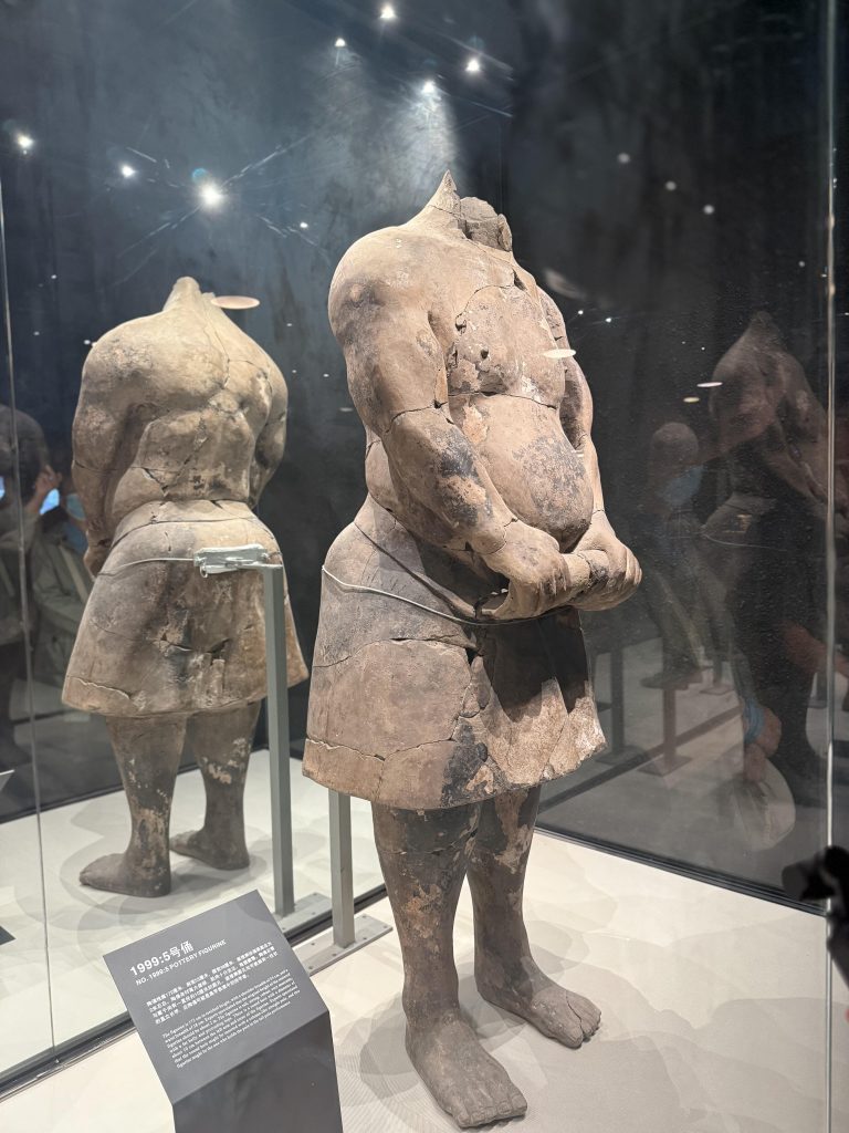 Pit 9901 – Acrobat figurines representing imperial entertainment.