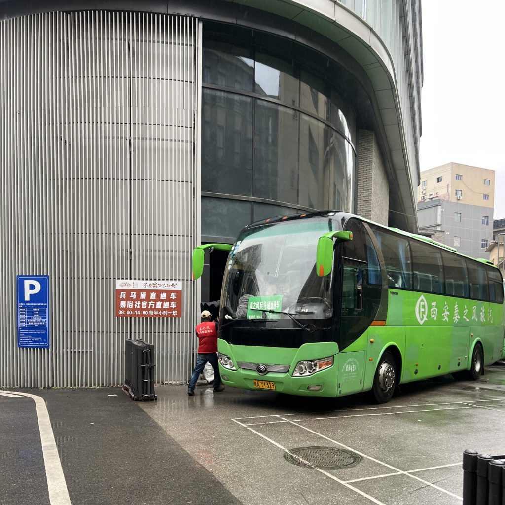 Tourist Bus to Terracotta Army