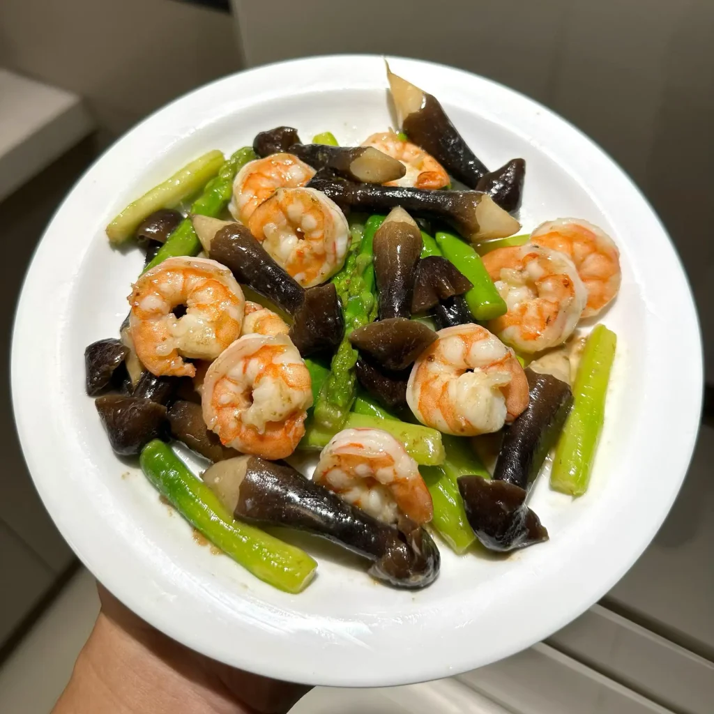Shrimp stir-fried with matsutake mushrooms
