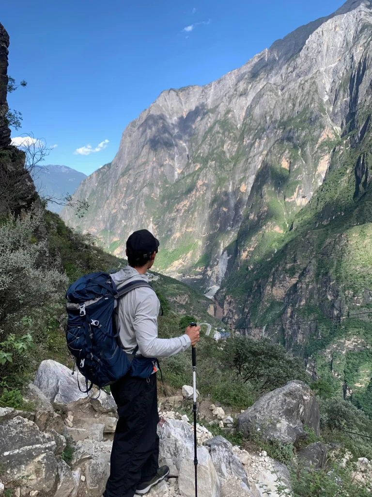 Travelers gaze at the magnificent scenery of Yunnan, preparing to depart.
